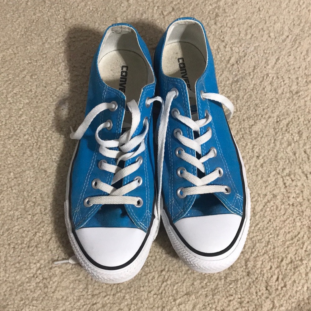 Blue Converse// like new condition
